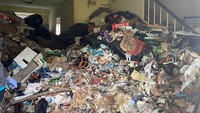 Kebersihan adalah sebagian dari iman. Bukannya mau menghakimi, tapi bagaimana kalau ada tetangga yang simpan sampah sebanyak ini di dalam rumahnya? Foto: Boredpanda/mama_ji