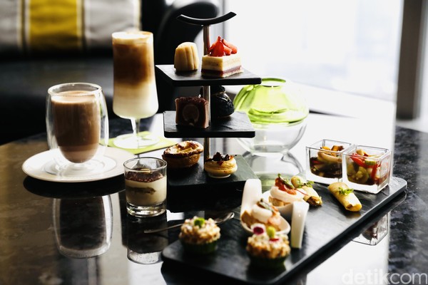 Inilah bentuk afternoon tea dari The Westin Jakarta. Camilannya lengkap dari rasa manis, asin hingga guris. (Rengga Sancaya/detikFoto) Inilah bentuk afternoon tea dari The Westin Jakarta. Camilannya lengkap dari rasa manis, asin hingga guris. (Rengga Sancaya/detikFoto)