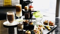Inilah bentuk afternoon tea dari The Westin Jakarta. Camilannya lengkap dari rasa manis, asin hingga guris. (Rengga Sancaya/detikFoto)