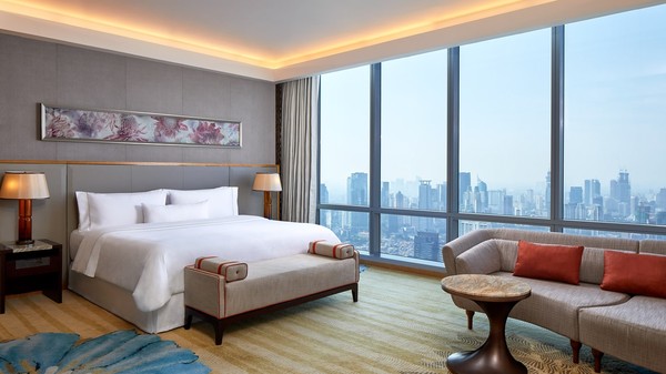 Ada 6 tipe kamar yang diberikan, yaitu Westin Room dengan harga mulai dari Rp 2.790.000 per malam; Club Lounge Access dengan harga mulai dari Rp 3.390.000 per malam; Premium room dengan harga mulai dari Rp 3.690.000 per malam; Renewal King dengan harga mulai dari Rp 3.990.000 per malam; Westin Suite dengan harga Rp 23.690.000 per malam dan Presidential Suite dengan harga mulai dari Rp 43.790.000 per malam. (The Westin Jakarta) Ada 6 tipe kamar yang diberikan, yaitu Westin Room dengan harga mulai dari Rp 2.790.000 per malam; Club Lounge Access dengan harga mulai dari Rp 3.390.000 per malam; Premium room dengan harga mulai dari Rp 3.690.000 per malam; Renewal King dengan harga mulai dari Rp 3.990.000 per malam; Westin Suite dengan harga Rp 23.690.000 per malam dan Presidential Suite dengan harga mulai dari Rp 43.790.000 per malam. (The Westin Jakarta)
