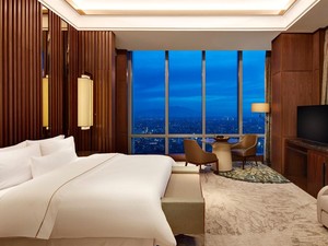 Menginap di Hotel Tertinggi di Indonesia, Mewah Banget!