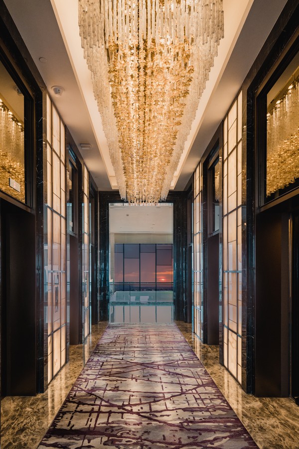 Saat senja, sky lounge hotel ini punya pemandangan yang memanjakan mata. Lembayung senja terlihat dramatis ditambah kerlap-kerlip lampu Jakarta. (The Westin Jakarta) Saat senja, sky lounge hotel ini punya pemandangan yang memanjakan mata. Lembayung senja terlihat dramatis ditambah kerlap-kerlip lampu Jakarta. (The Westin Jakarta)