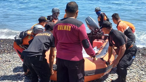 Tim SAR Gabungan Buleleng, saat melakukan pencarian terhadap nelayan yang dilaporkan hilang di Kabupaten Buleleng beberapa waktu lalu.