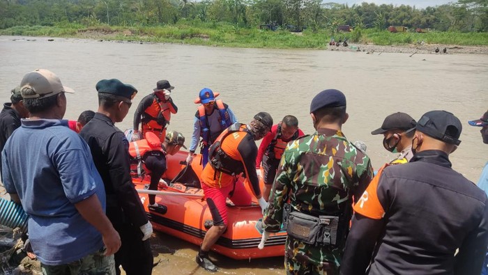 Tim SAR gabungan saat mengevakuasi jasad pemuda yang tewas usai hilang saat mencari ikan di Sungai Progo, Kulon Progo, Selasa (13/9/2022).