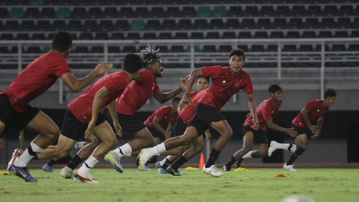 Sejumlah pemain Timnas U-19 mengikuti latihan di Stadion Gelora Bung Tomo, Surabaya, Jawa Timur, Kamis (8/9/2022). Latihan tersebut dalam rangka persiapan untuk menghadapi laga kualifikasi Piala Asia U-20 2023. ANTARA FOTO/Moch Asim/foc.