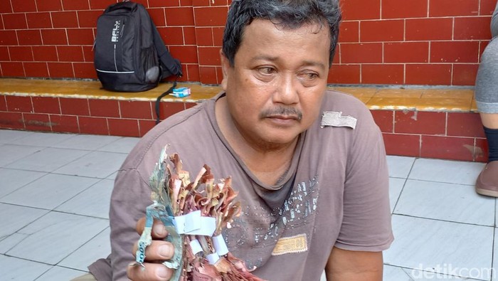 Uang tabungan milik penjaga sekolah kontrak di SD Negeri Lodjiwetan, Kelurahan Kedunglumbu, Kecamatan Pasarkliwon, Kota Solo, dimakan rayap. Foto diambil Selasa (13/9/2022).