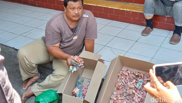 Uang tabungan milik penjaga sekolah kontrak di SD Negeri Lodjiwetan, Kelurahan Kedunglumbu, Kecamatan Pasarkliwon, Kota Solo, dimakan rayap. Foto diambil Selasa (13/9/2022). Uang tabungan milik penjaga sekolah kontrak di SD Negeri Lodjiwetan, Kelurahan Kedunglumbu, Kecamatan Pasarkliwon, Kota Solo, dimakan rayap. Foto diambil Selasa (13/9/2022).