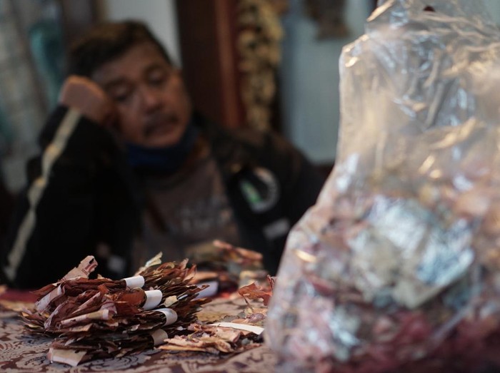 Petugas Bank Indonesia Solo memeriksa uang rusak milik Samin akibat dimakan rayap di Kantor Bank Indonesia, Solo, Jawa Tengah, Selasa (13/9/2022). Seorang warga Solo, Samin (53 tahun), yang bekerja sebagai penjaga sekolah mengalami kerugian sekitar 50 juta karena uang tabungan haji miliknya rusak dimakan rayap akibat menyimpan di celengan plastik rumah. ANTARA FOTO/Mohammad Ayudha/aww.