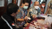 Petugas Bank Indonesia Solo memeriksa uang rusak milik Samin akibat dimakan rayap di Kantor Bank Indonesia, Solo, Jawa Tengah.