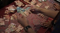 Petugas Bank Indonesia Solo memeriksa uang rusak milik Samin akibat dimakan rayap di Kantor Bank Indonesia, Solo, Jawa Tengah, Selasa (13/9/2022).