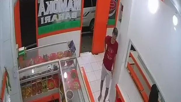 Viral video detik-detik pria bermobil putih curi ponsel pegawai warteg di Bogor, Jawa Barat.