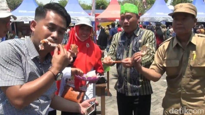Warga menikmati rajungan di Festival Gandrung Rajungan di Paciran, Lamongan