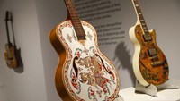 Dewa Budjana mengungkapkan tujuannya ikut terlibat dalam pameran Distrik Seni Sesi ke-2 ini adalah karena mau melelang satu gitarnya.