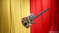 Gitar yang akan dilelang ini dilukis oleh dua perupa, Putu Sita Wijaya dan Eko Nugroho.