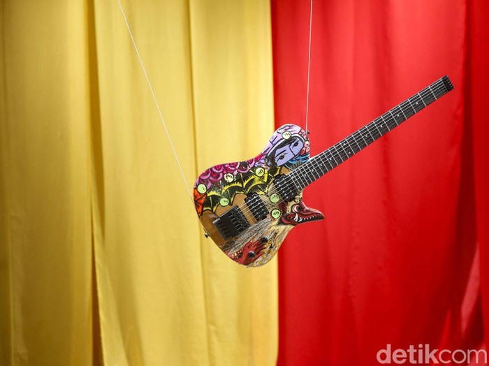 Sebanyak 21 gitar milik Dewa Budjana dipamerkan di Gedung Sarinah Jakarta. Yuk kita lihat.