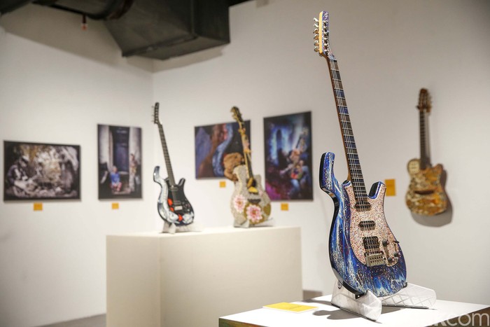 Warna-warni di Dawai-dawai Dewa Budjana Sebanyak 21 gitar milik Dewa Budjana dipamerkan di Gedung Sarinah Jakarta. Yuk kita lihat.