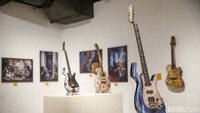 Gitar yang dilelang bermerk Kiesel dan hasilnya akan disumbangkan untuk penggiat kanker payudara.