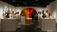 Pengunjung melihat gitar-gitar Dewa Budjana yang dipamerkan.