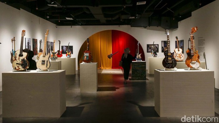 Warna-warni di Dawai-dawai Dewa Budjana Sebanyak 21 gitar milik Dewa Budjana dipamerkan di Gedung Sarinah Jakarta. Yuk kita lihat.