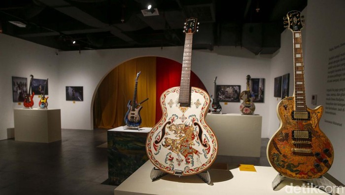 Warna-warni di Dawai-dawai Dewa Budjana Sebanyak 21 gitar milik Dewa Budjana dipamerkan di Gedung Sarinah Jakarta. Yuk kita lihat.