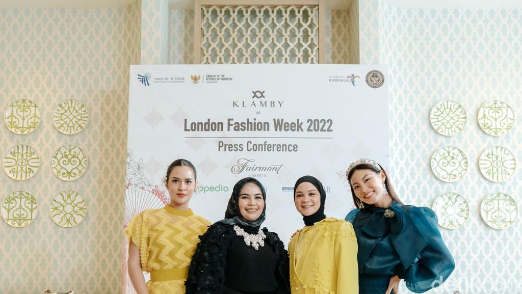 Wearing Klamby Bawa Kain Tenun Garut ke London Fashion Week 2022