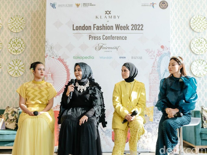 Wearing Klamby akan tampil di London Fashion Week 2022. Wearing Klamby akan tampil di London Fashion Week 2022.