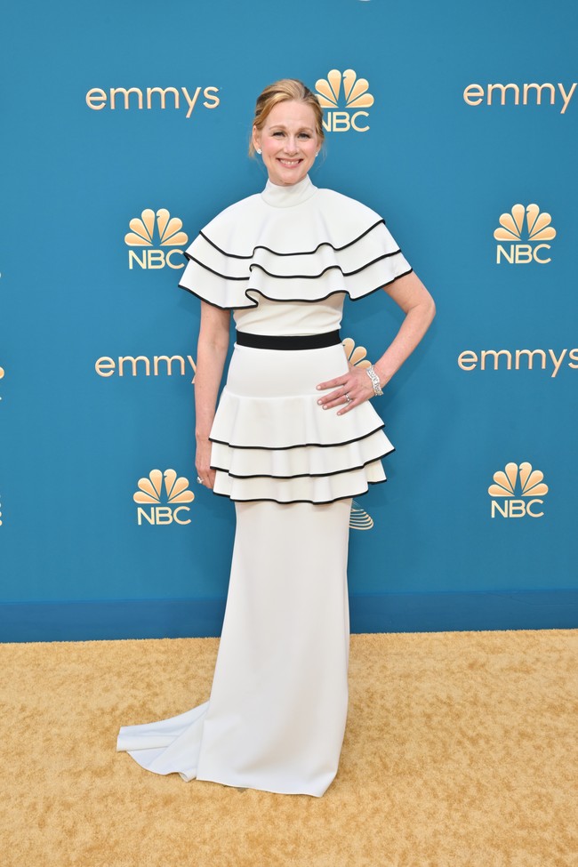 Laura Linney mengenakan gaun putih di Emmy Awards 2022 yang berlangsung di Microsoft Theatre, Los Angeles, Senin (12/9/2022). Gaun dengan ruffle bersusun dianggap terlalu aneh sehingga masuk dalam daftar busana terburuk. (Foto: Michael Buckner/Variety via Getty Images)