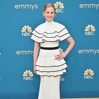 Laura Linney mengenakan gaun putih di Emmy Awards 2022 yang berlangsung di Microsoft Theatre, Los Angeles, Senin (12/9/2022). Gaun dengan ruffle bersusun dianggap terlalu aneh sehingga masuk dalam daftar busana terburuk. (Foto: Michael Buckner/Variety via Getty Images)