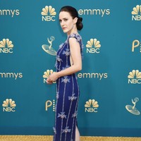  Gaun biru menjadi pilihan aktris Rachel Brosnahan. Sayangnya, motif yang menghiasi gaun membuatnya seperti wallpaper berjalan.  (Foto: Gilbert Flores/Variety via Getty Images)