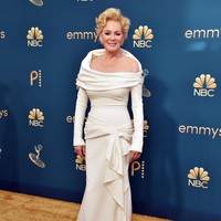 Penampilan Jean Smart akan terlihat lebih maksimal bila dilengkapi kalung yang menghasi leher. (Foto: CHRIS DELMAS/AFP via Getty Images)