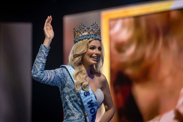 Miss Poland Karolina Bielawska waves after winning the  70th Miss World beauty pageant at the Coca-Cola Music Hall in San Juan, Puerto Rico on March 16, 2022. (Photo by Ricardo ARDUENGO / AFP) (Photo by RICARDO ARDUENGO/AFP via Getty Images)