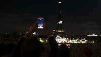 Biasanya lampu di Menara Eiffel ini menyala sampai jam 1 malam, nanti akan dimatikan lebih awal. Foto: Anadolu Agency via Getty Images/Anadolu Agency