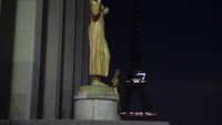 Namun demikian lampu jalanan di sekitar Menara Eiffel hingga Sungai Seine tetap akan menyala sampai pagi. Foto: Anadolu Agency via Getty Images/Anadolu Agency