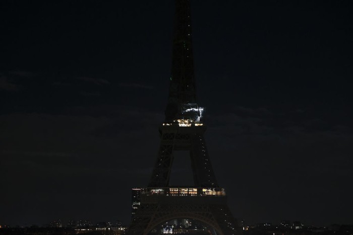 PARIS, FRANCE - SEPTEMBER 09 : The lights of the Eiffel tower are turned off in memory of Queen Elizabeth II, on September 8, 2022 in Paris, France. (Photo by Geoffroy Van Der Hasselt/Anadolu Agency via Getty Images)