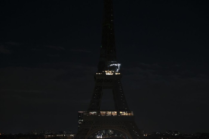 1243054159 PARIS, FRANCE - SEPTEMBER 09 : The lights of the Eiffel tower are turned off in memory of Queen Elizabeth II, on September 8, 2022 in Paris, France. (Photo by Geoffroy Van Der Hasselt/Anadolu Agency via Getty Images)