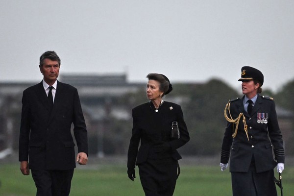 Putri Anne di Pangkalan Udara Royal Air Force Northolt, London setelah penerbangan yang membawa peti mati ratu tiba pada Selasa (13/9). Foto: Getty Images/WPA Pool