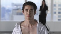 Gaya Shohei memamerkan dada bidangnya. (Foto: WWD via Getty Images/Rodin Banica)  