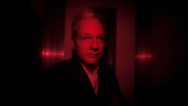 5 Hacker Paling Mencuri Perhatian Dunia UNSPECIFIED - DECEMBER 6: A detail from the Interpol website showing the appeal for the arrest of the editor-in-chief of the Wikileaks whistleblowing website, Julian Assange on December 6, 2010. Assange who has spearheaded the release of thousands of sensitive diplomatic cables through Wikileaks is wanted in Sweden on rape charges against two women, and is currently in hiding. (Photo by Getty Images)