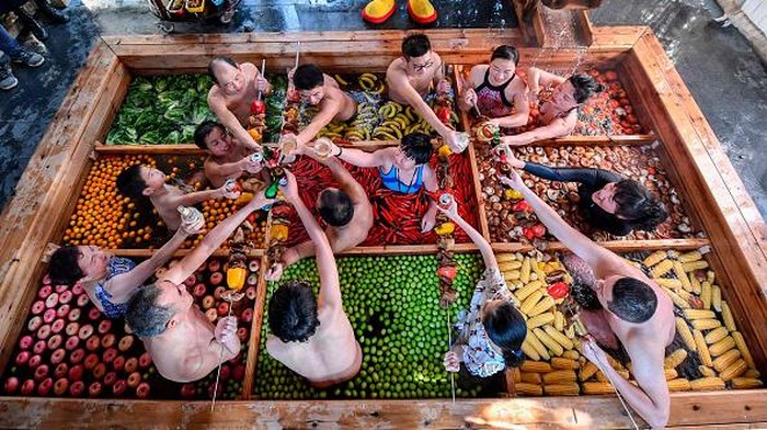 Ada-ada Aja, Pemandian Air Panas di China Temanya Hot Pot TOPSHOT - This photo taken on January 27, 2019 shows people enjoying a dip in a hotpot-shaped hot spring pool at a hotel in Hangzhou in China's Zhejiang province. - The hot spring is designed to promote a healthy lifestyle in the run-up to the Lunar New Year, or spring festival, which begins the first week of February. (Photo by STR / AFP) / China OUT (Photo credit should read STR/AFP via Getty Images)