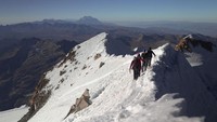 Orang-orang mendaki gunung Huayna Potosi setinggi 6,088 meter. (Martin Silva/AFP/Getty Images)