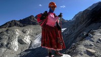 Cecilia Llusco, seorang perempuan adat Aymara, berpose saat mendaki Gunung Huayna Potosi setinggi 6.088 mdpl.