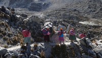 Setiap melakukan pendakian, para perempuan adat Aymara ini tampak mengenakan pakaian dan tas tradisional mereka. Walau begitu, mereka juga tetap memperhatikan faktor keamanan.