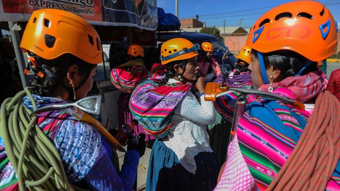 Aksi Perempuan Tangguh Suku Aymara Mendaki Gunung Bersalju di Bolivia Aymara indigenous women members of the Climbing Cholitas of Bolivia Warmis get ready to begin their ascent of the 6.088-metre Huayna Potosi mountain, near El Alto, Bolivia, on August 13, 2022. - The Climbing Cholitas of Bolivia Warmis is a group dedicated to campaigning for the rights of indigenous women through mountaineering. (Photo by Jorge BERNAL / AFP) (Photo by JORGE BERNAL/AFP via Getty Images)