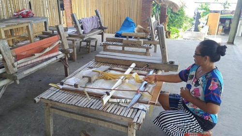 Aktivitas penenun kain bebali di Banjar Dinas Kangin, Desa Seraya Timur, Karangasem, Bali.