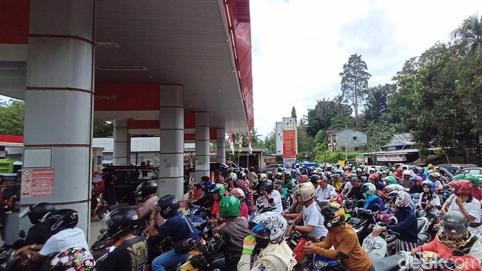 Antrean kendaraan di SPBU Enrekang.