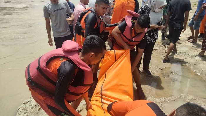 Tim Basarnas Asahan melakukan evakuasi terhadap korban tenggelam di sungai. (Perdana Ramadhan / detikSumut)