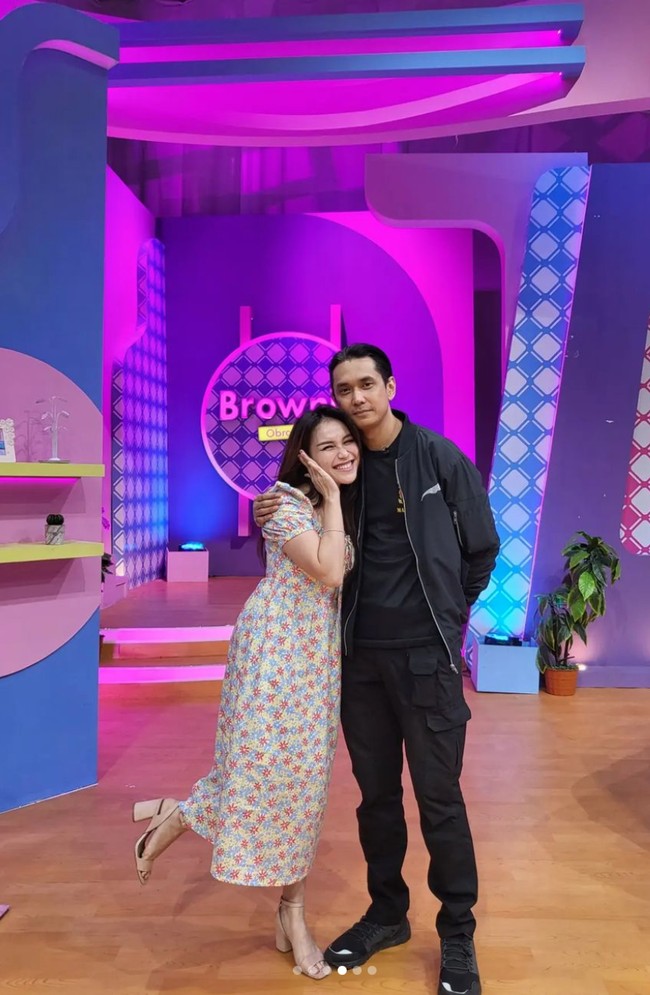 Pada foto-foto yang dibagikan Ayu dan Wisnu terlihat saling merangkul pundak satu sama lain. Ayu Ting Ting pun tampak bahagia berfoto bersama Wisnu. Foto: Instagram/@ayutingting92