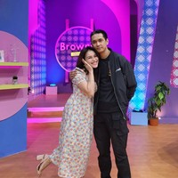 Pada foto-foto yang dibagikan Ayu dan Wisnu terlihat saling merangkul pundak satu sama lain. Ayu Ting Ting pun tampak bahagia berfoto bersama Wisnu. Foto: Instagram/@ayutingting92