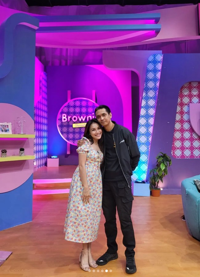 Kedekatan Wisnu dan Ayu yang kemudian membuat netizen ramai menjodoh-jodohkan keduanya. Sebelumnya, Ayu dan Wisnu sendiri sudah pernah bertemu ketika hadir mengisi konten YouTube milik Sara Wijayanto. Foto: Instagram/@ayutingting92