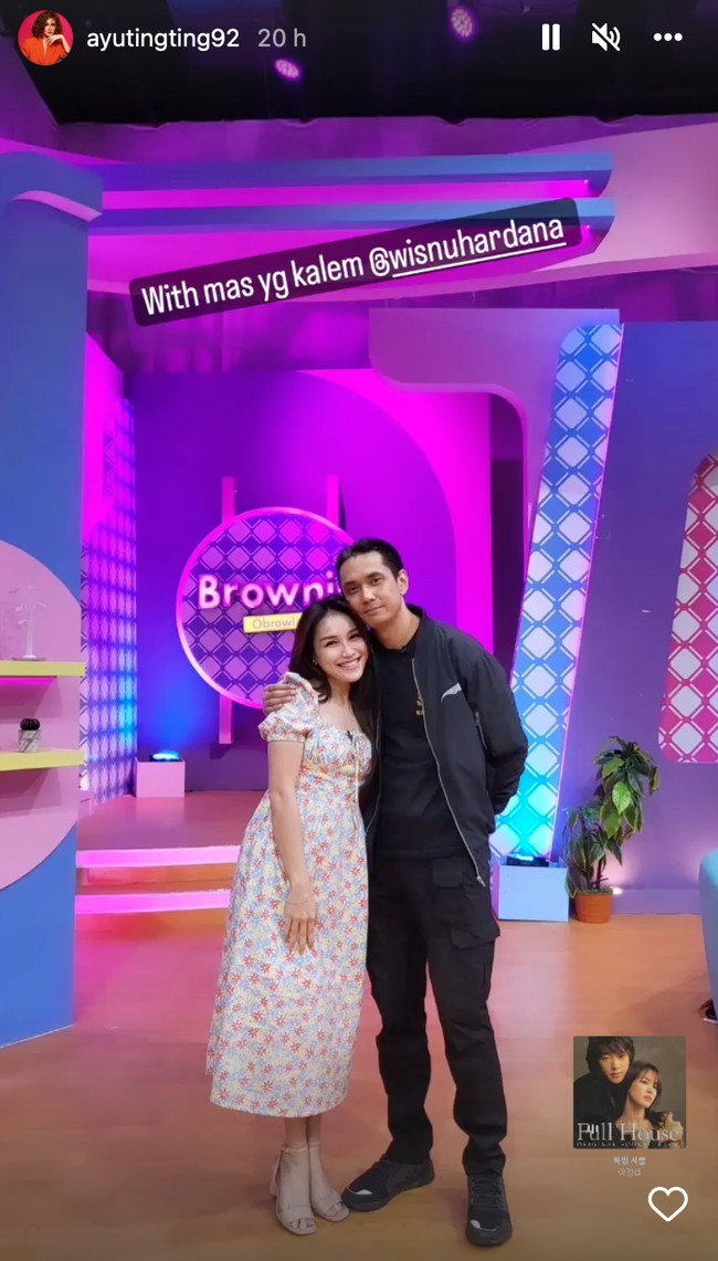Foto kebersamaan keduanya juga tampak dibagikan Ayu ke akun Instagram Story miliknya. Dalam unggahan tersebut Ayu bahkan menyebut Wisnu sebagai mas yang kalem. Foto: Instagram/@ayutingting92